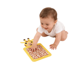 طفل رضيع يستكشف وسادة حسية بملمس مختلف لتنمية الحواس واللمس