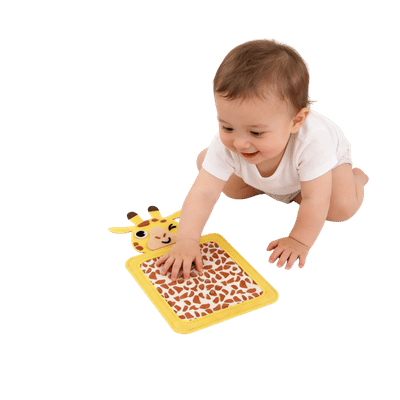 طفل رضيع يستكشف وسادة حسية بملمس مختلف لتنمية الحواس واللمس