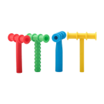 أربع أدوات مضغ حسي بشكل حرف T بألوان أحمر وأخضر وأزرق وأصفر، برؤوس مزدوجة ومقابض مختلفة التصميم لتحفيز حسي فموي متنوع