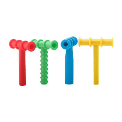 أربع أدوات مضغ حسي بشكل حرف T بألوان أحمر وأخضر وأزرق وأصفر، برؤوس مزدوجة ومقابض مختلفة التصميم لتحفيز حسي فموي متنوع
